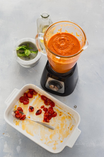 Foto cucinare la zuppa di crema di pomodoro da pomodori al forno