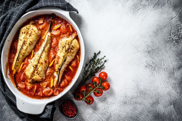 베이킹 접시에 토마토 monkfish 물고기 요리