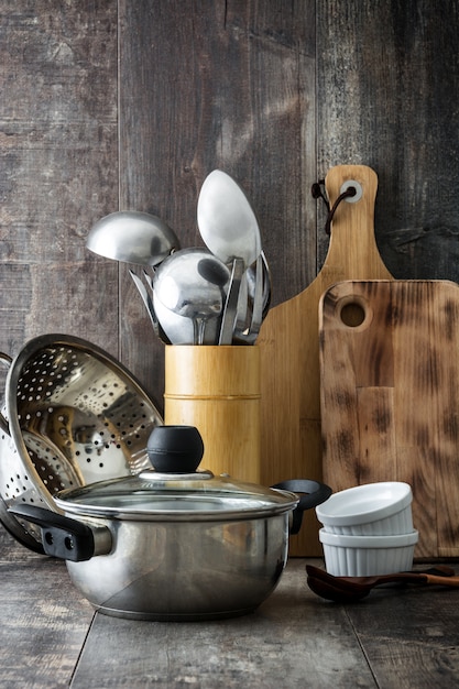 Photo cooking utensils on wooden table