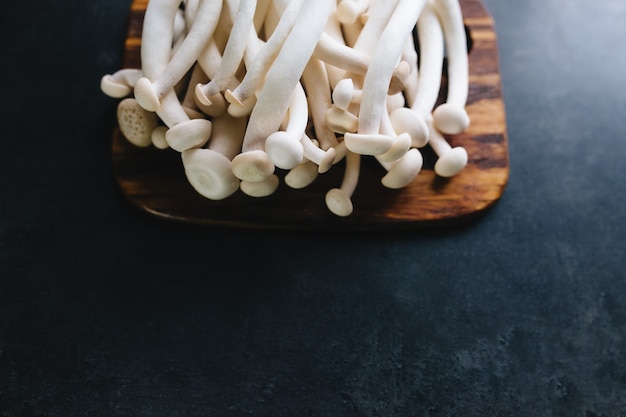 어두운 회색 배경에 흰색 버섯 요리. 고품질 사진