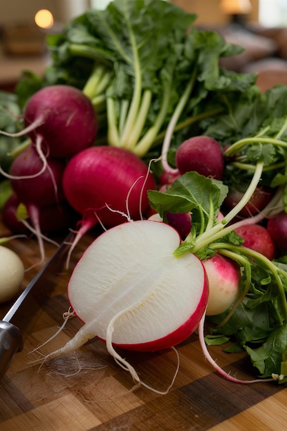 Photo cooking with radishes fresh radish with leaves on a cutting board