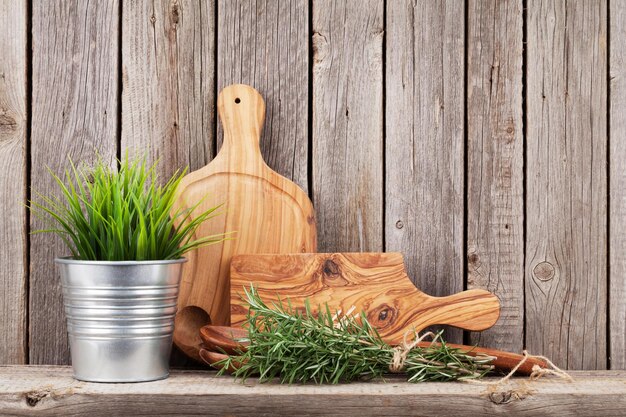 Photo cooking wood utensils and herbs