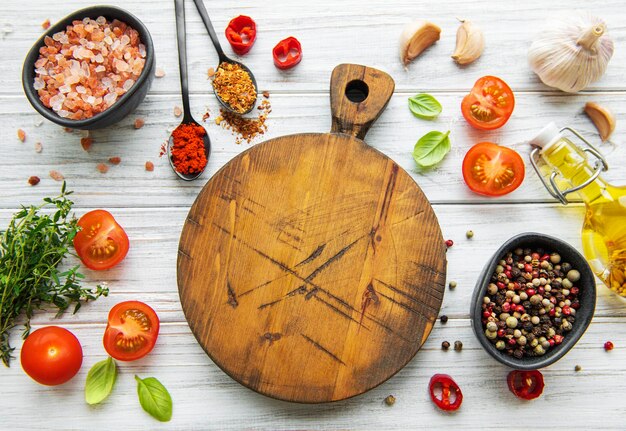 Foto utensili da cucina in legno, tavola da taglio vuota e spezie