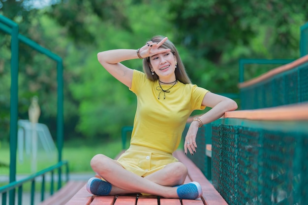 Cool Aziatische hipsters meisje draagt gele jurk poseren om een foto te nemen levensstijl van moderne vrouw Thaise mensen in hippie stijl Chill dag om te ontspannen