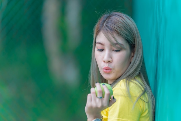 Cool Aziatische hipsters meisje draagt gele jurk poseren om een foto te nemen levensstijl van moderne vrouw Thaise mensen in hippie stijl Chill dag om te ontspannen