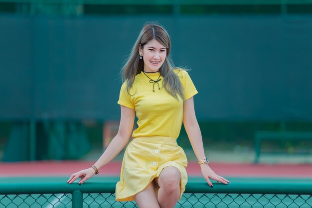 Cool Aziatische hipsters meisje draagt gele jurk poseren om een foto te nemen levensstijl van moderne vrouw Thaise mensen in hippie stijl Chill dag om te ontspannen