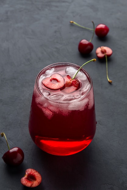 Photo cool cherry compote with berries and ice