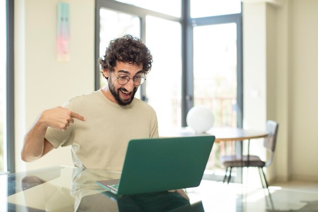 Photo cool crazy man working with a laptop