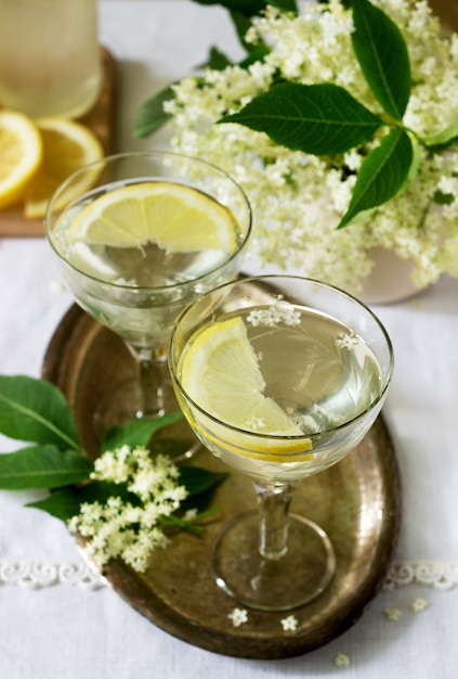 금속 쟁반에 안경에 레몬과 elderflower 시럽 시원한 음료. 소박한 스타일.