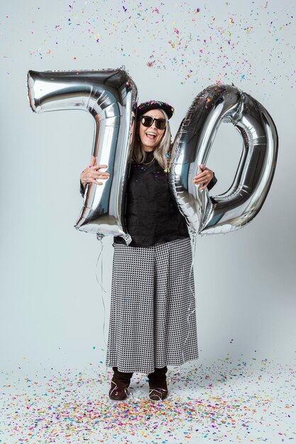 Fantastica nonna che festeggia il suo 70° compleanno con i palloncini