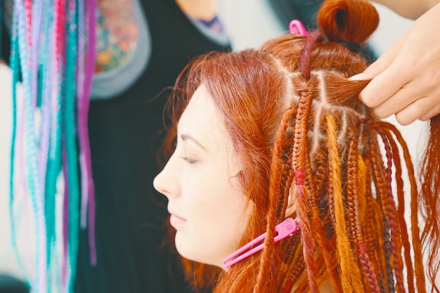 사진 인공 머리 이발사 머리띠로 만든 멋진 헤어 스타일 dreadlocks 미용사는 kanek으로 머리띠를 엮습니다 ...