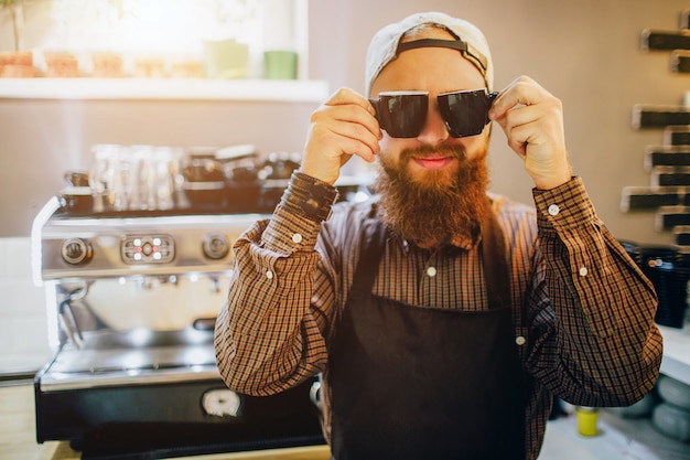 Cool jonge barista staan en poseren