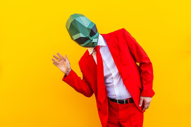 Foto cool man met 3d origami masker met stijlvolle gekleurde kleding - creatief concept voor reclame, dierenkop masker grappige dingen doen op kleurrijke achtergrond