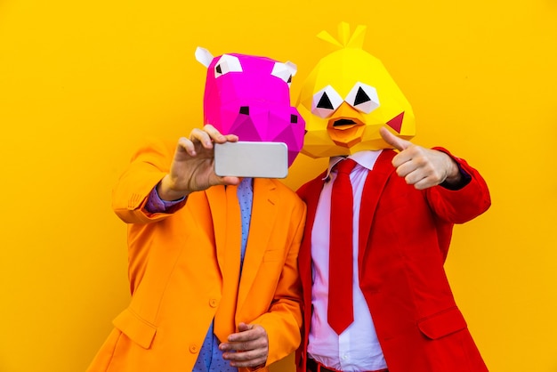 Фото Крутой мужчина в 3d-маске оригами в стильной цветной одежде креативная концепция рекламы маски для головы животного, делающей забавные вещи на красочном фоне