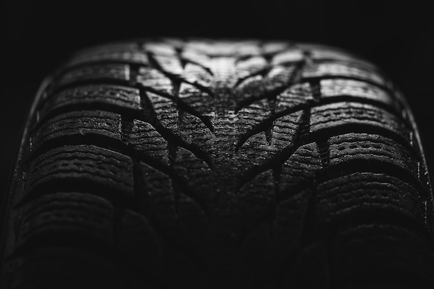 黒の背景に車のホイールのタイヤのトレッドのクールな写真