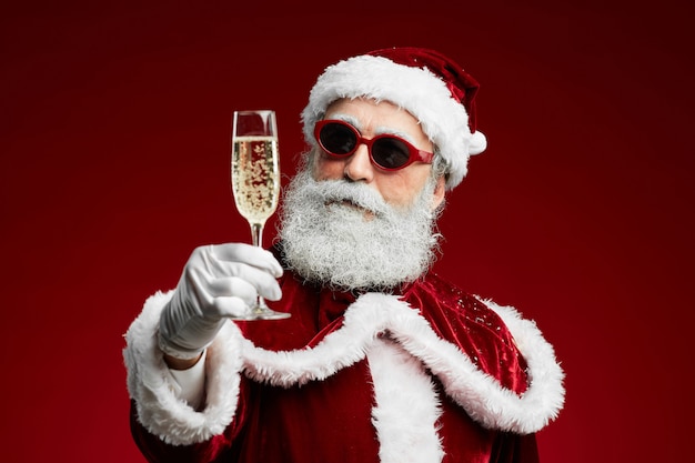 Cool Santa Claus drinken champagne