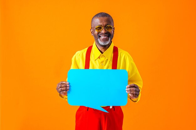 Cool senior man met modieuze kledingstijl portret op gekleurde achtergrond