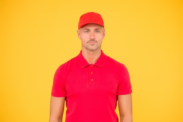 Photo cool and stylish hipster yellow background handsome man in trendy hipster style unshaven hipster wear red baseball cap hipster lifestyle fashion and style casual trend