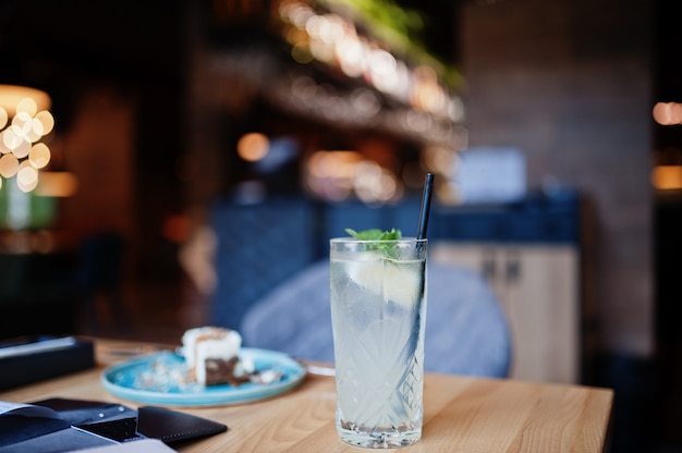 Cool vers gemaakte limonade in glas op houten tafel in restaurant.