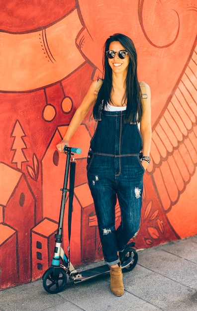 Фото Крутая женщина с скутером