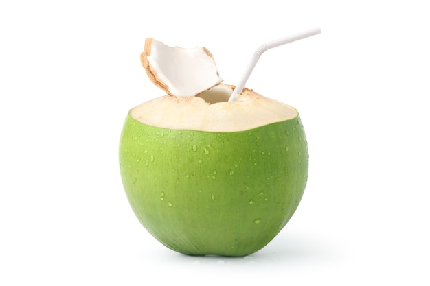Холодный молодой кокосовый сок с каплями воды, изолированные на белом фоне. Отсечения путь.
