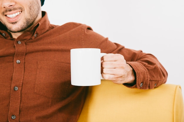 Фото Холодный молодой человек и кружка кофе