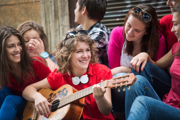 Coole adolescenten die muziek spelen