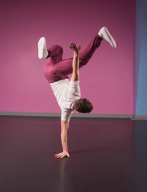 Coole breakdancer doet handstand aan één kant