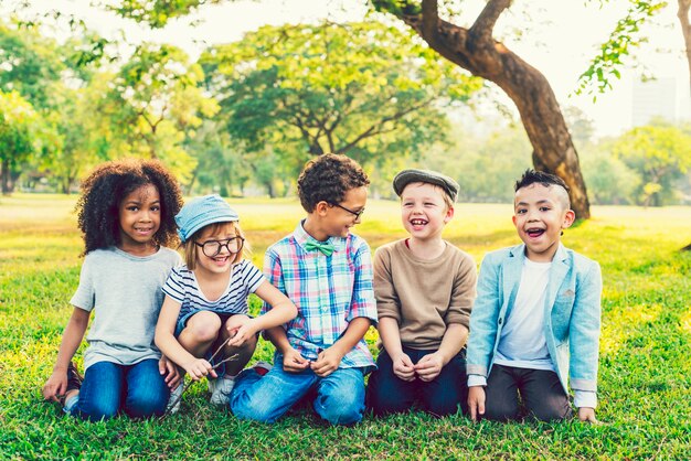 Coole kinderen met plezier in het park