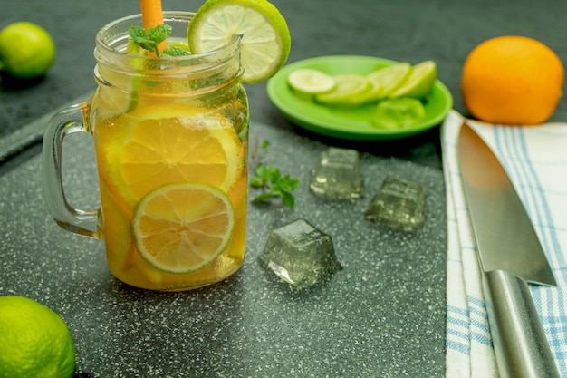 Coole limonade gemaakt van sinaasappel en ijsblokjes