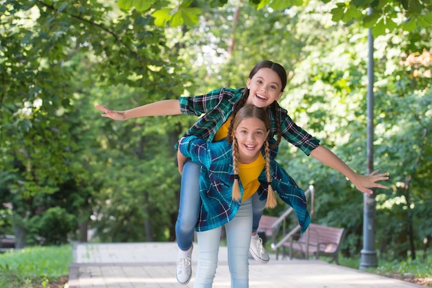 Coole momenten Jeugd levensstijl concept saamhorigheid gelukkige kinderdag grappige tijd doorbrengen vrolijke meisjes beste vrienden dragen van denim kleding meisjes tieners tijd doorbrengen samen met plezier