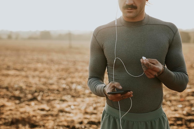 Coole stadsmens die naar muziek luistert tijdens het sporten