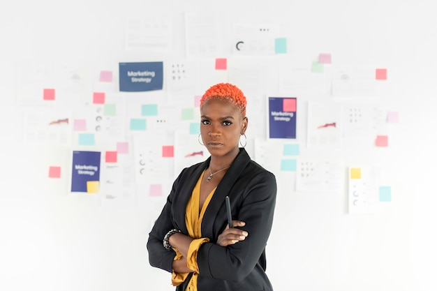 Coole zwarte zakenvrouw die een marketingstrategie plant