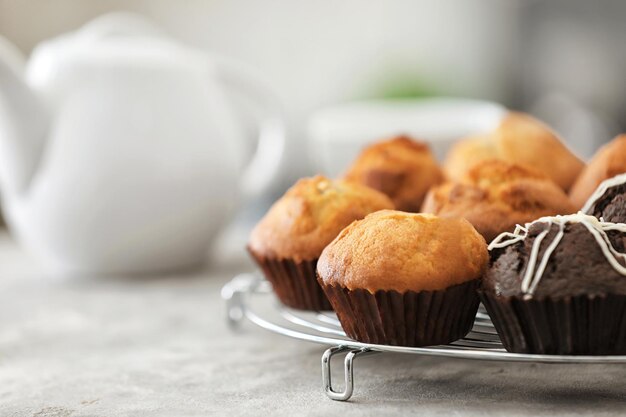 Photo cooling rack with tasty cupcakes on table