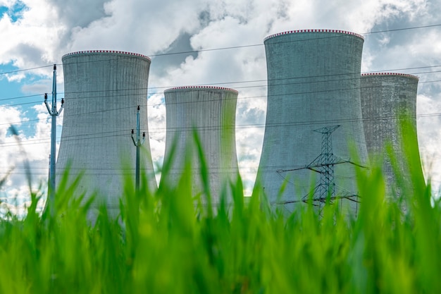 푸른 잔디 원자력 발전소와 환경 뒤에 원자력 발전소의 냉각탑