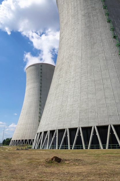 Foto torri di raffreddamento presso la centrale nucleare autosufficienza energetica riduzione delle emissioni a effetto serra e concetto di riscaldamento globale