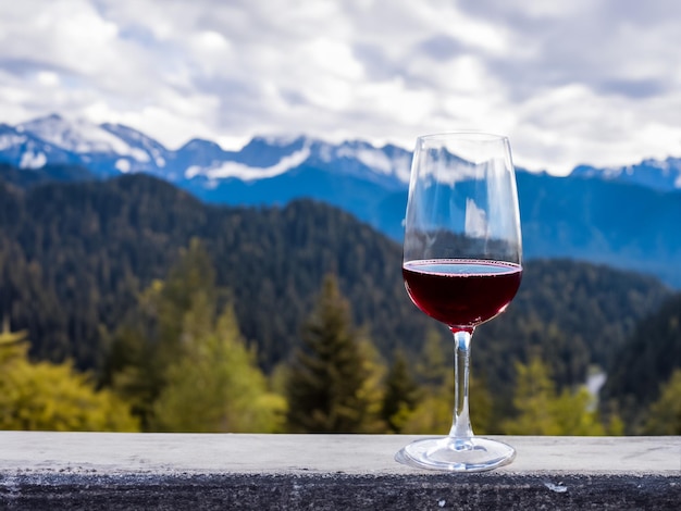 Photo copa de vino en hermoso paisaje de nevado