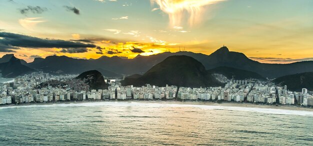 Foto ripresa aerea della spiaggia di copacabana a rio de janeiro