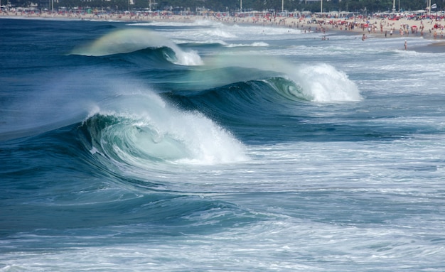大きな波の日にリオデジャネイロのコパカバーナビーチ