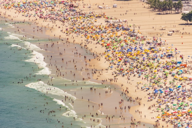 Copacabana strand vol op een typische zonnige zondag in rio de janeiro.