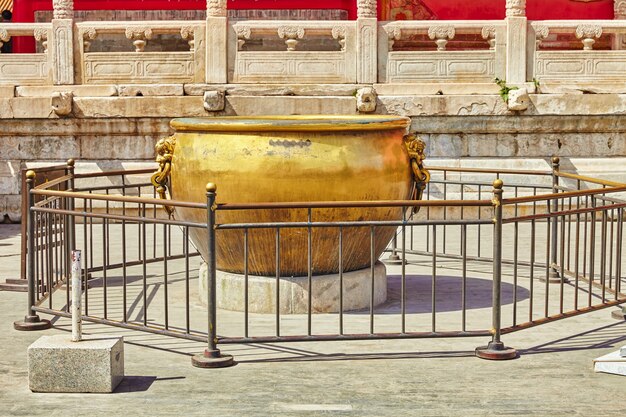 中国の都市の中心部にある北京の紫禁城博物館の領土内にある銅製のボウル。