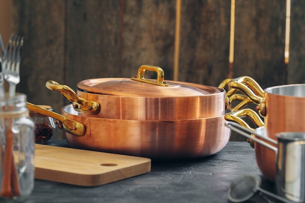 木製キッチン用品と銅調理器具をクローズアップ