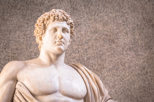 官能的な胸をくすぐられた古代の大理石像のコピー-ギリシャのオリジナルのローマの解釈