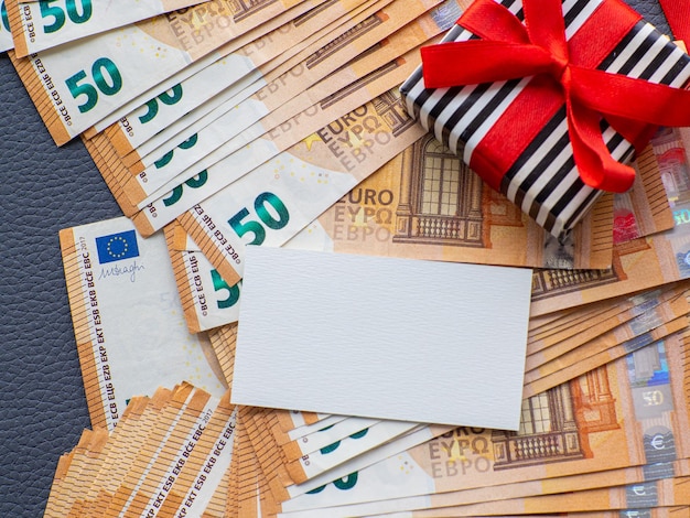 Foto copia spazio sullo sfondo di cinquanta banconote in euro