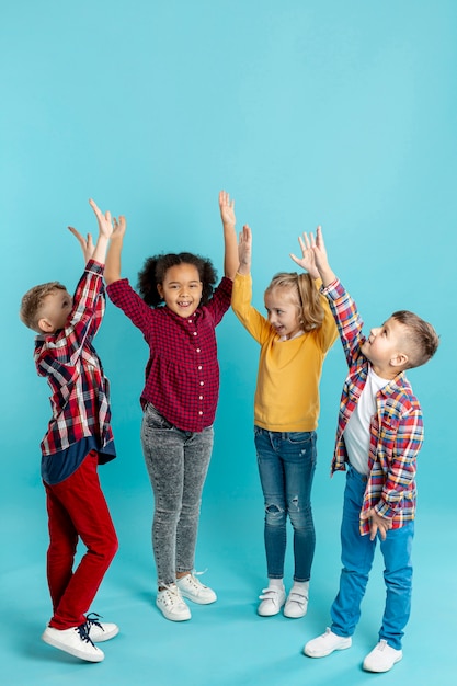 Foto copia-spazio per bambini con le mani sollevate