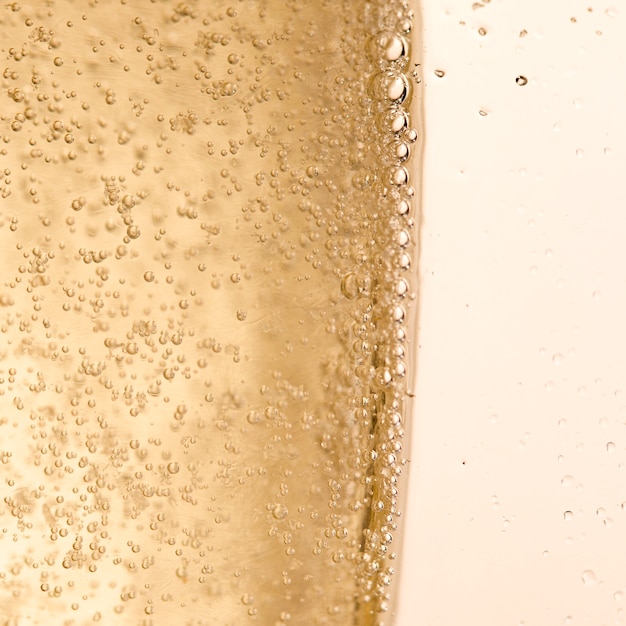 Foto copia-spazio di vetro con bolle di champagne