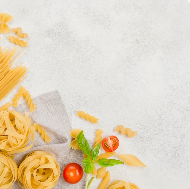 Foto copia-spazio pasta e pomodori italiani