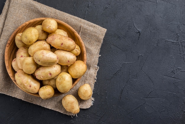 Foto copia-spazio patate organiche sul tavolo