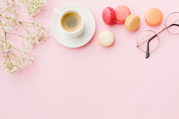 Copia spazio sfondo rosa con caffè e dolci