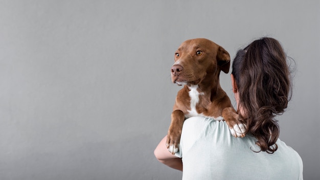 Photo copy-space woman holding dog